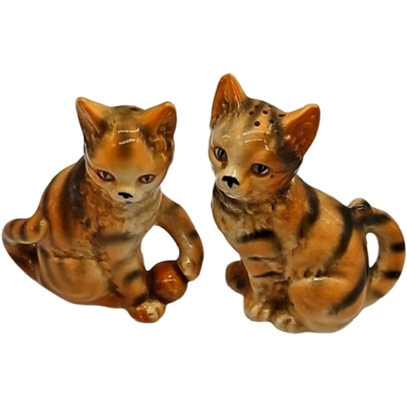 unbranded Other - Pair of ceramic orange cat salt & pepper shakers